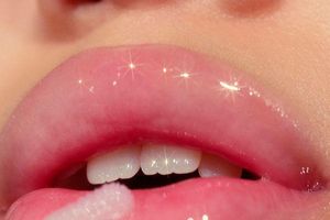 Яка буває помада для губ: матова, глянцева, перламутрова, безбарвна, Фото - VISAGE