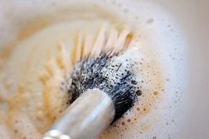 Как очистить кисти для макияжа?, Фото - VISAGE